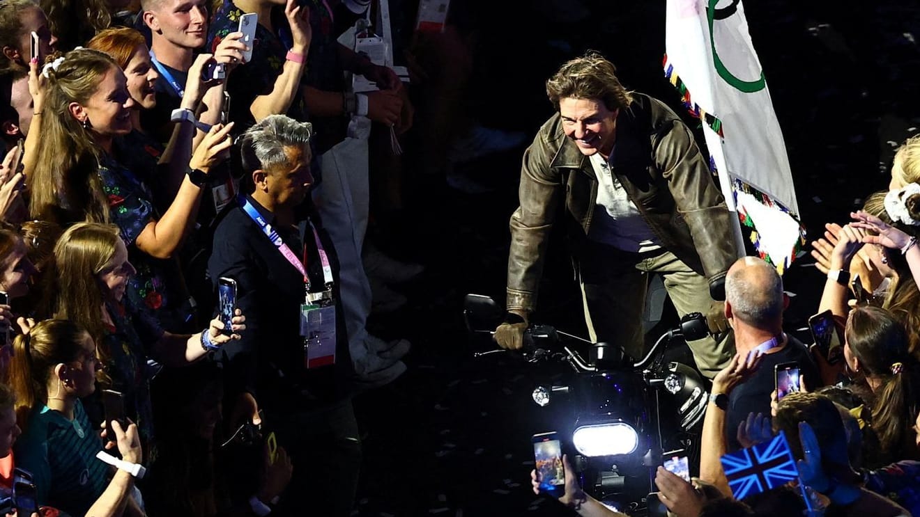 Tom Cruise auf dem Motorrad: Der US-Schauspieler war Teil der Abschlussfeier der Olympischen Spiele.