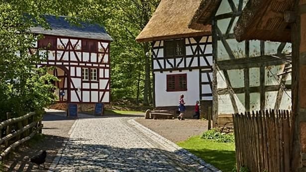 Fachwerkhäuser im Freilichtmuseum Kommern (Archivbild): Die Besucher können hautnah erleben, wie sich zum Beispiel früher das Leben und das Arbeiten im Westerwald gestalteten.