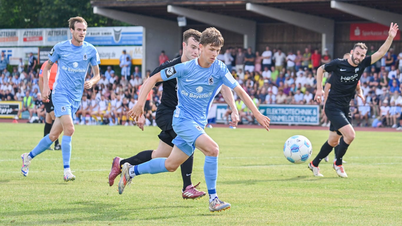 Raphael Ott von 1860 München im Toto-Pokal gegen den FC Thalhofen.