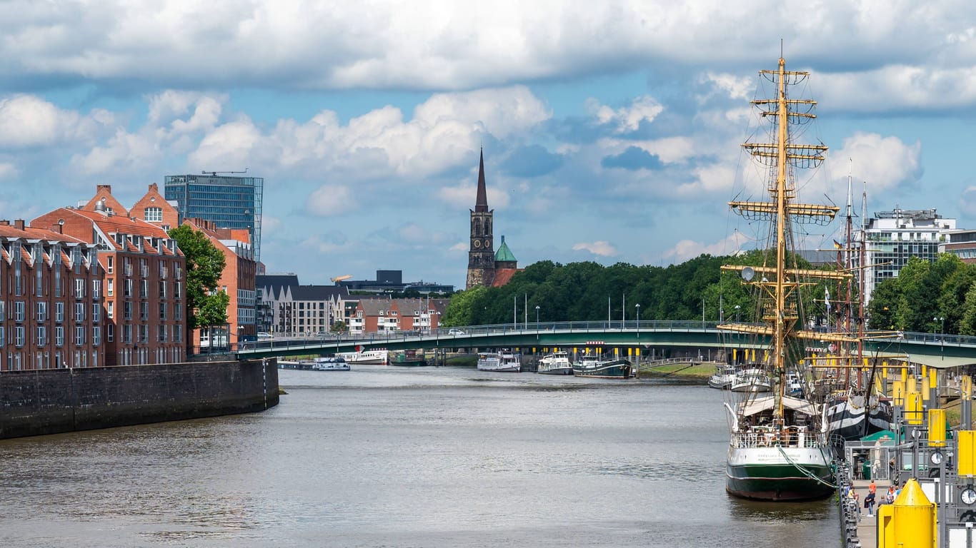 Weser und Bürgermeister-Smidt-Brücke in Bremen (Archivfoto): Das Bauwerk verbindet die Neustadt mit der Innenstadt.