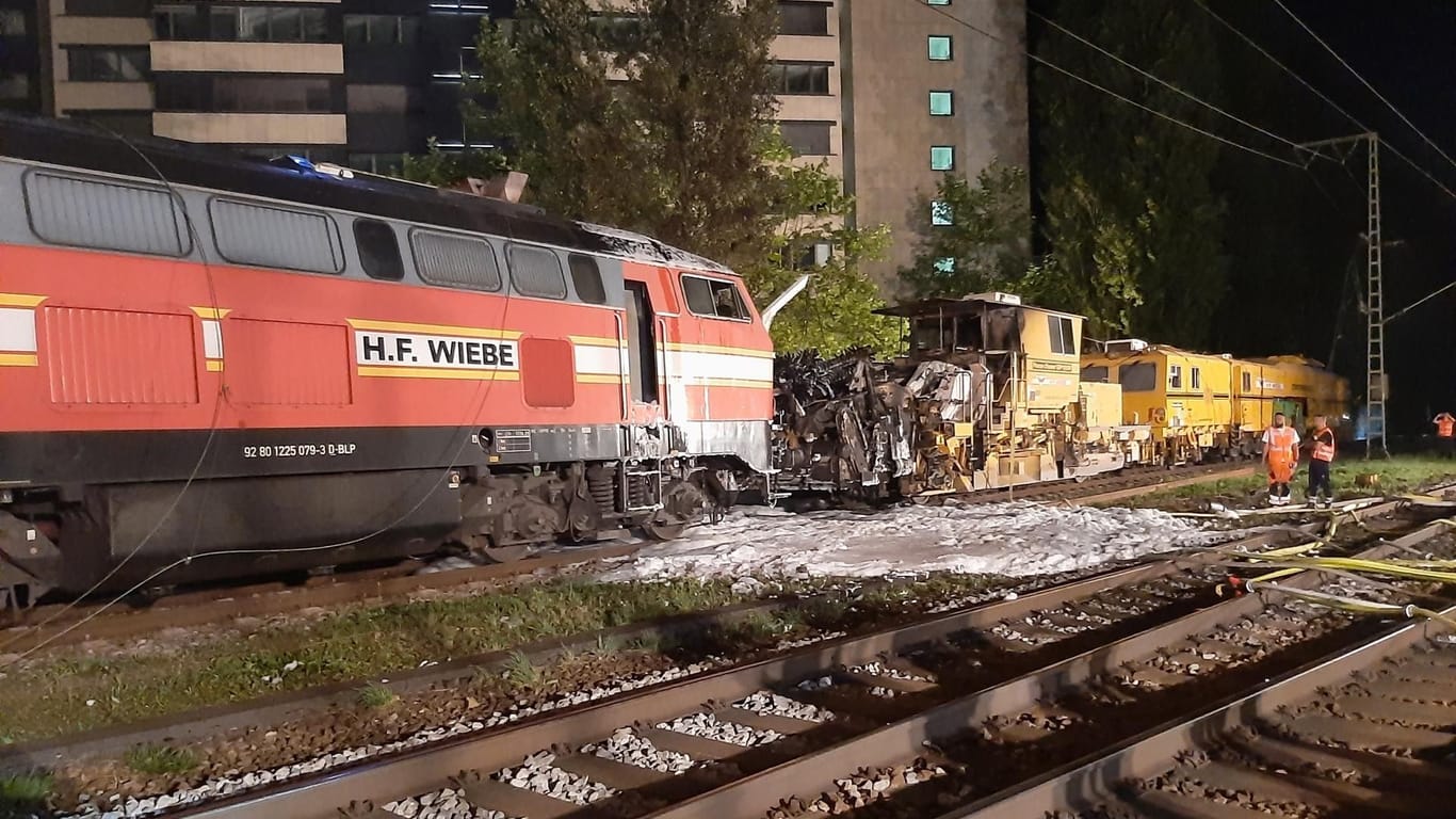 Ein Fahrzeugführer hat an einem fahrenden Bauzug ein Feuer entdeckt.