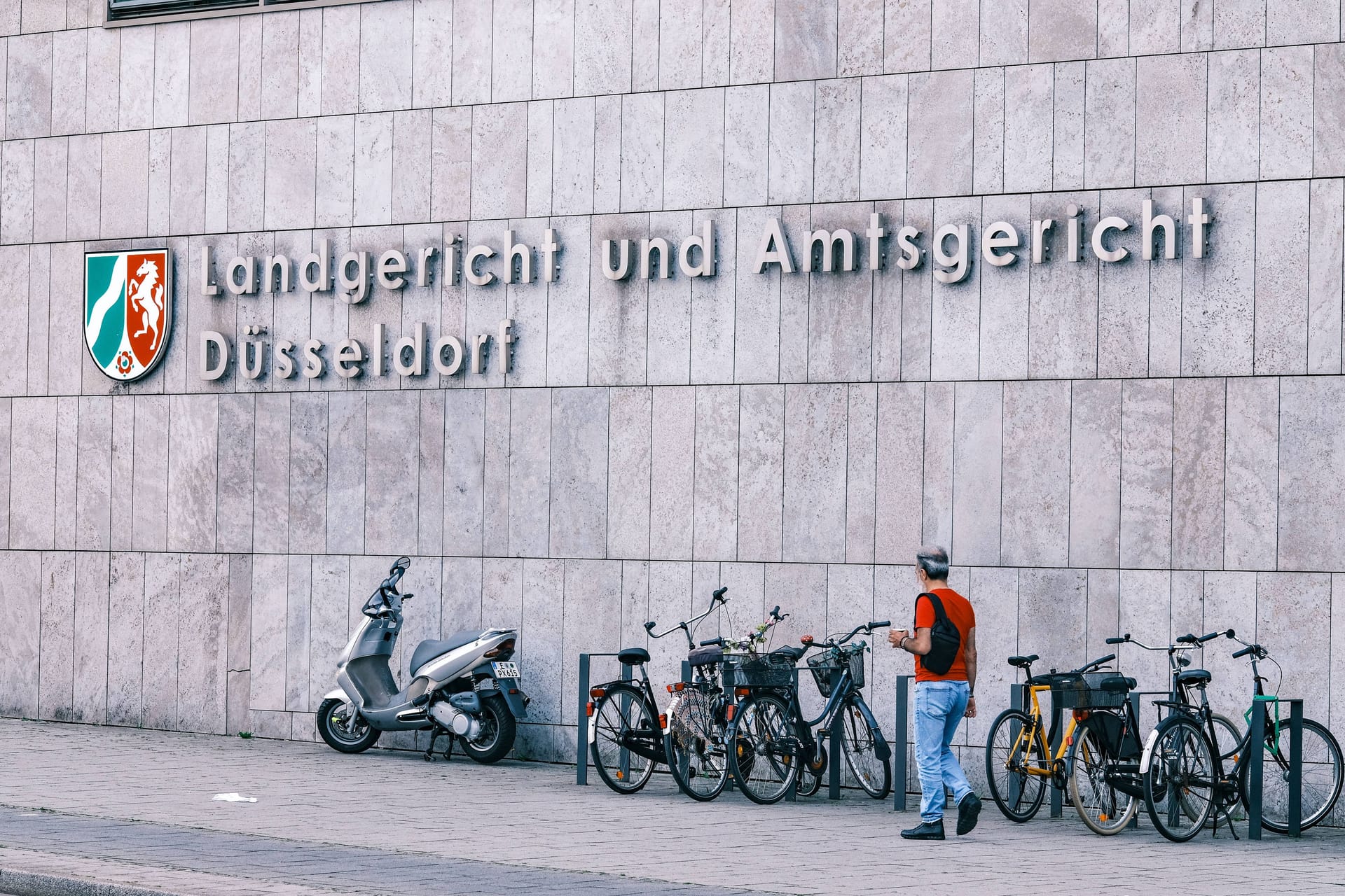 Besuchereingang am Amtsgericht Düsseldorf (Symbolfoto): Hier wurde ein Mann nach einer Vergewaltigung zu einer Bewährungsstrafe verurteilt.