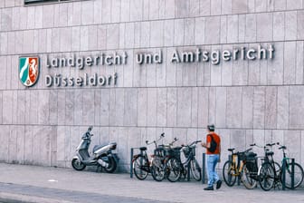 Besuchereingang am Amtsgericht Düsseldorf (Symbolfoto): Hier wurde ein Mann nach einer Vergewaltigung zu einer Bewährungsstrafe verurteilt.