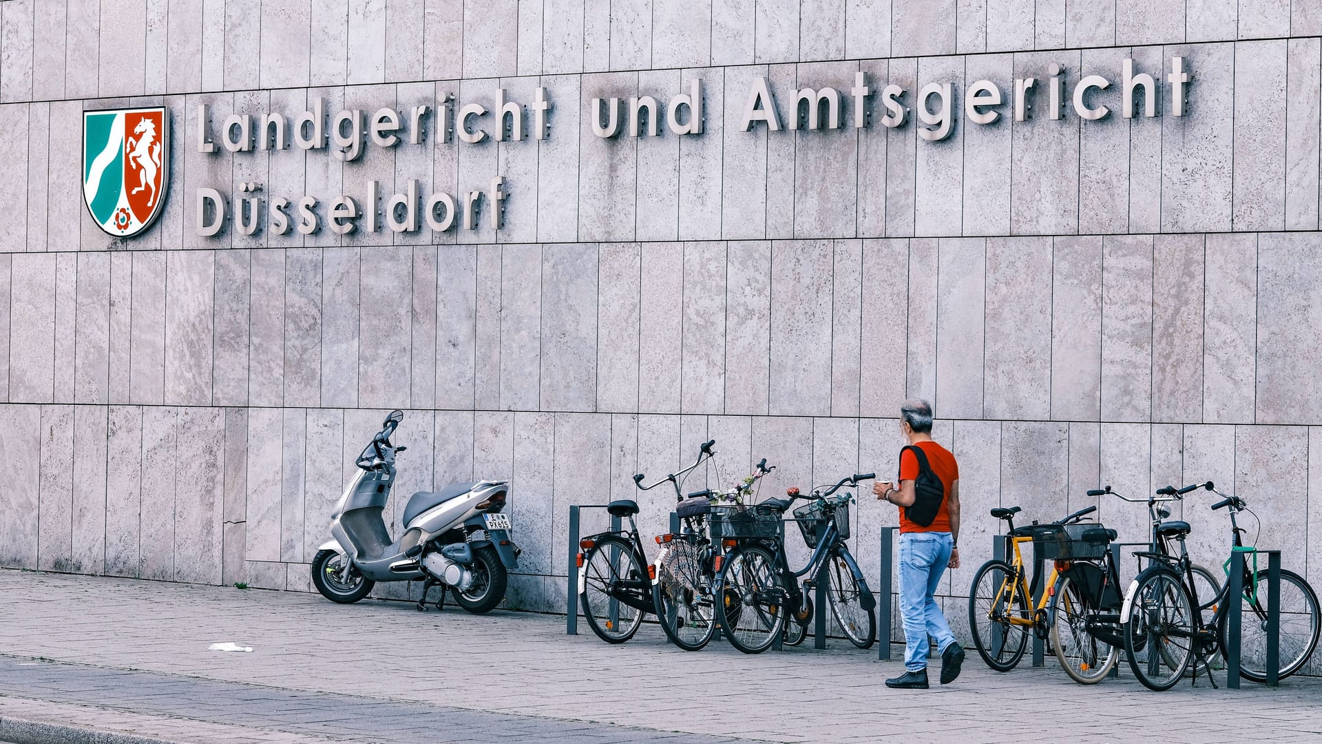 Besuchereingang am Amtsgericht Düsseldorf (Symbolfoto): Hier wurde ein Mann nach einer Vergewaltigung zu einer Bewährungsstrafe verurteilt.