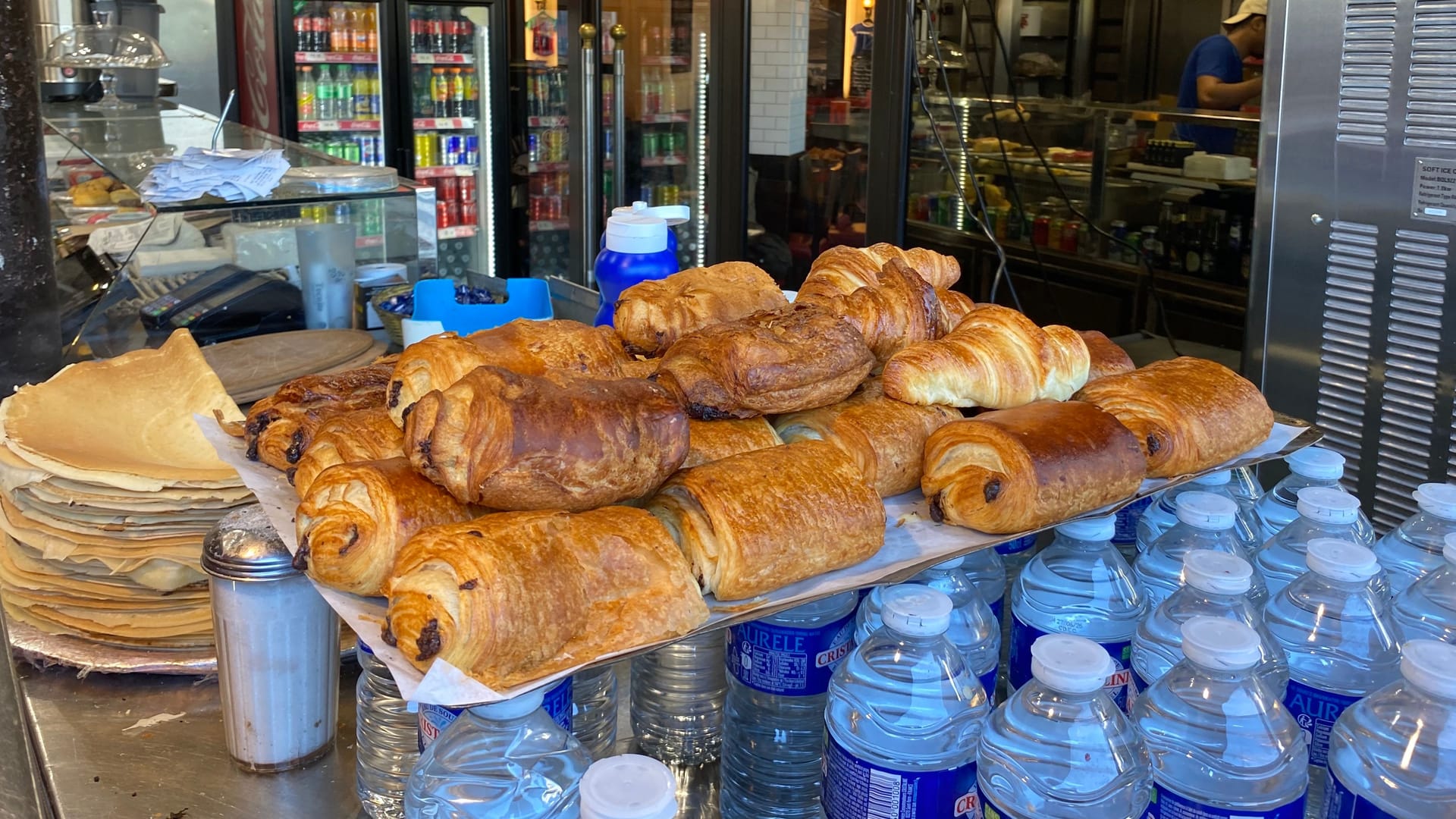 Für die kleinen Croissants hinten auf dem Tablett nimmt ein Imbiss am Boulevard de Grenelle 2,50 Euro pro Stück.