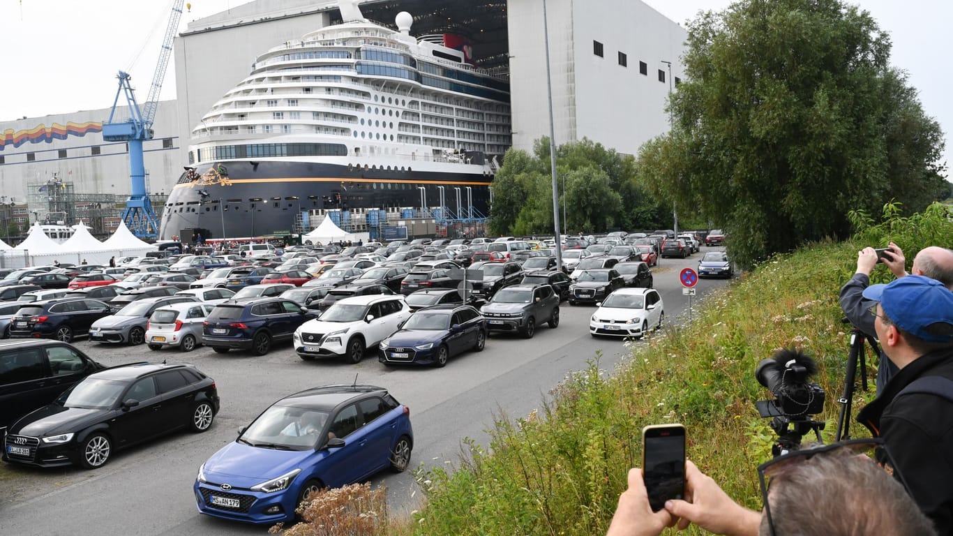 Kreuzfahrtschiff "Disney Treasure" verlässt das Baudock der Papenburger Meyer Werft