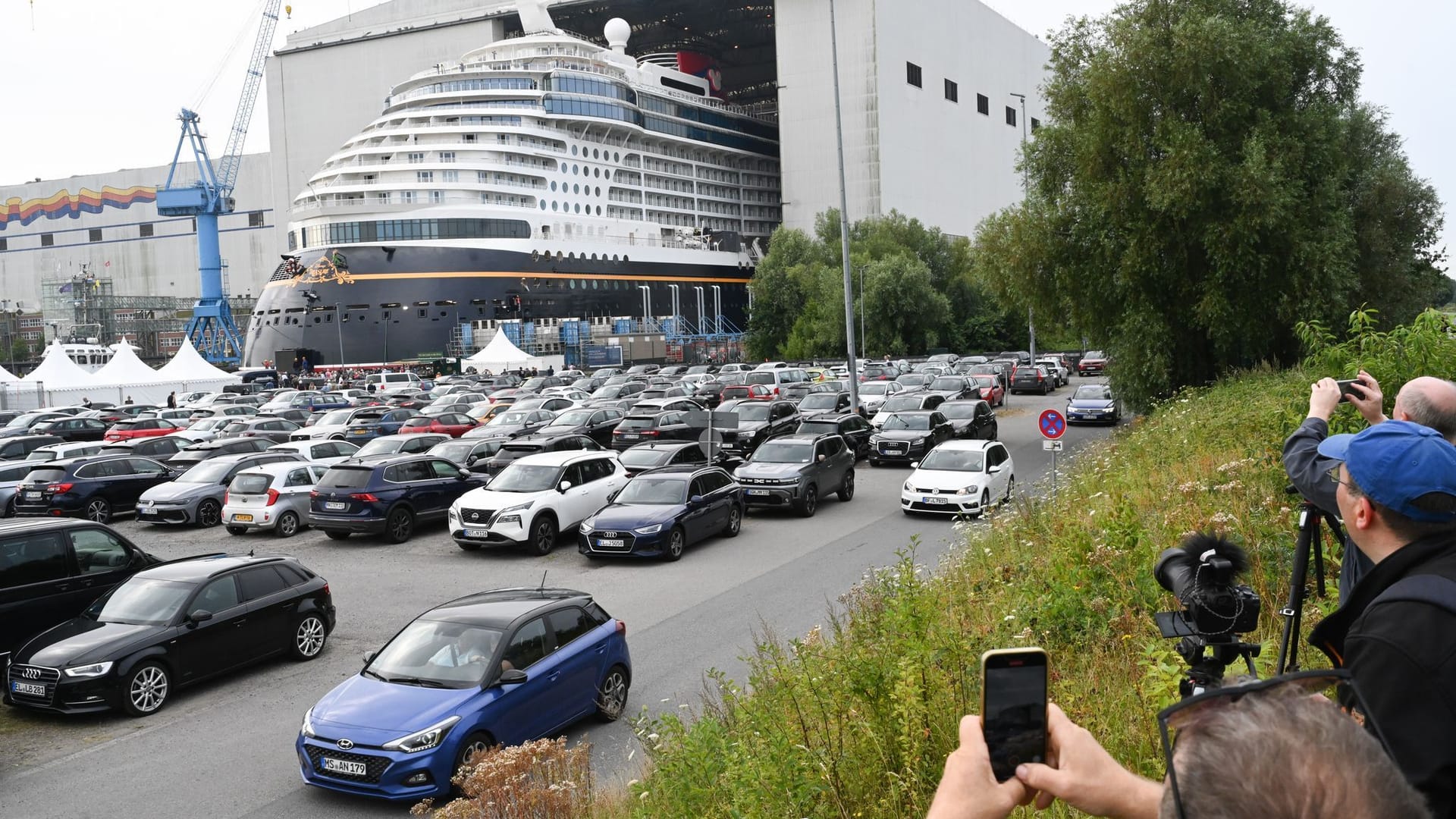 Kreuzfahrtschiff "Disney Treasure" verlässt das Baudock der Papenburger Meyer Werft