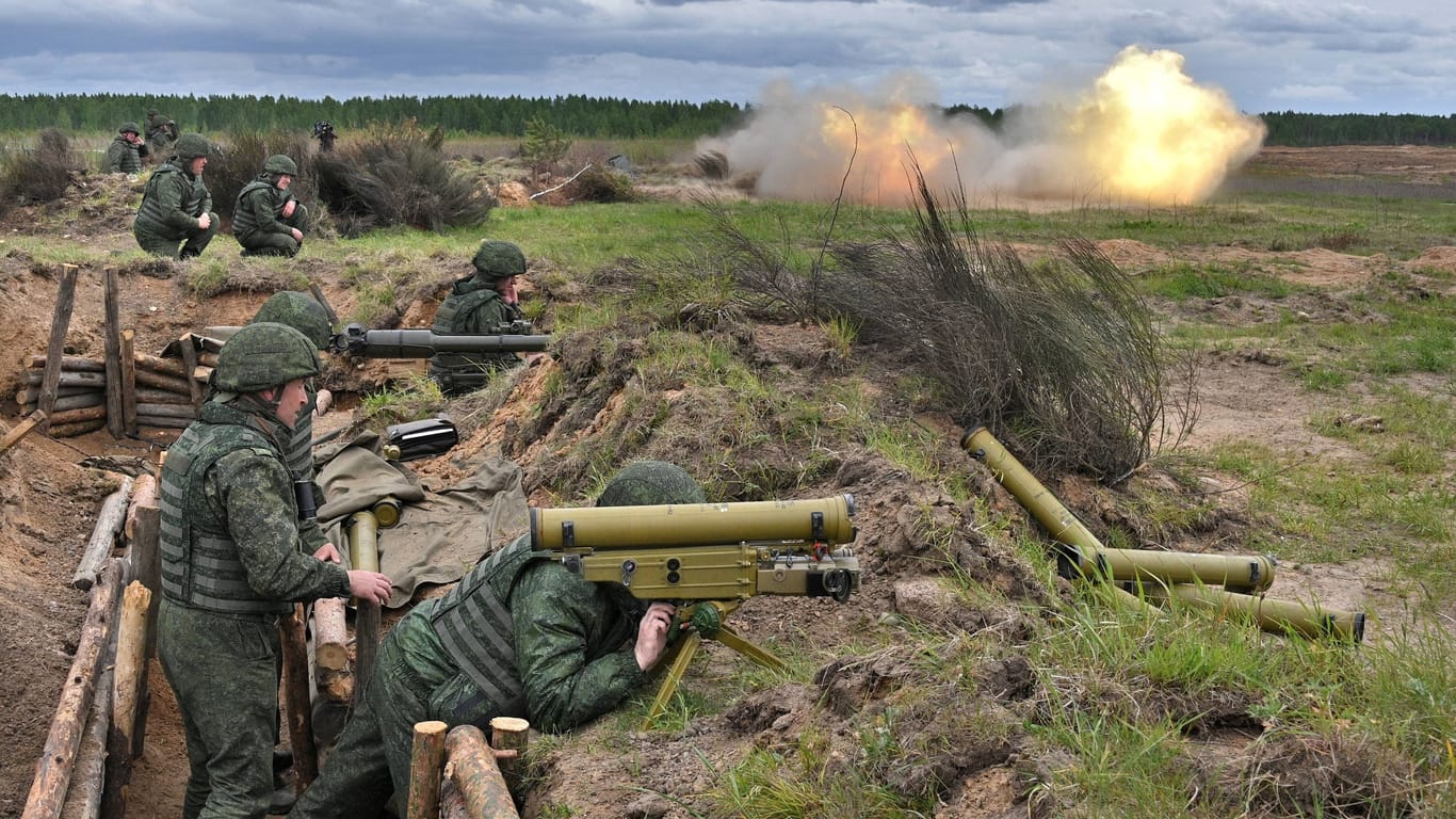 Belarussische Soldaten trainieren bei einem Manöver: Lukaschenkos Streitkräfte könnten im Ukrainekrieg wahrscheinlich nicht viel ausrichten.