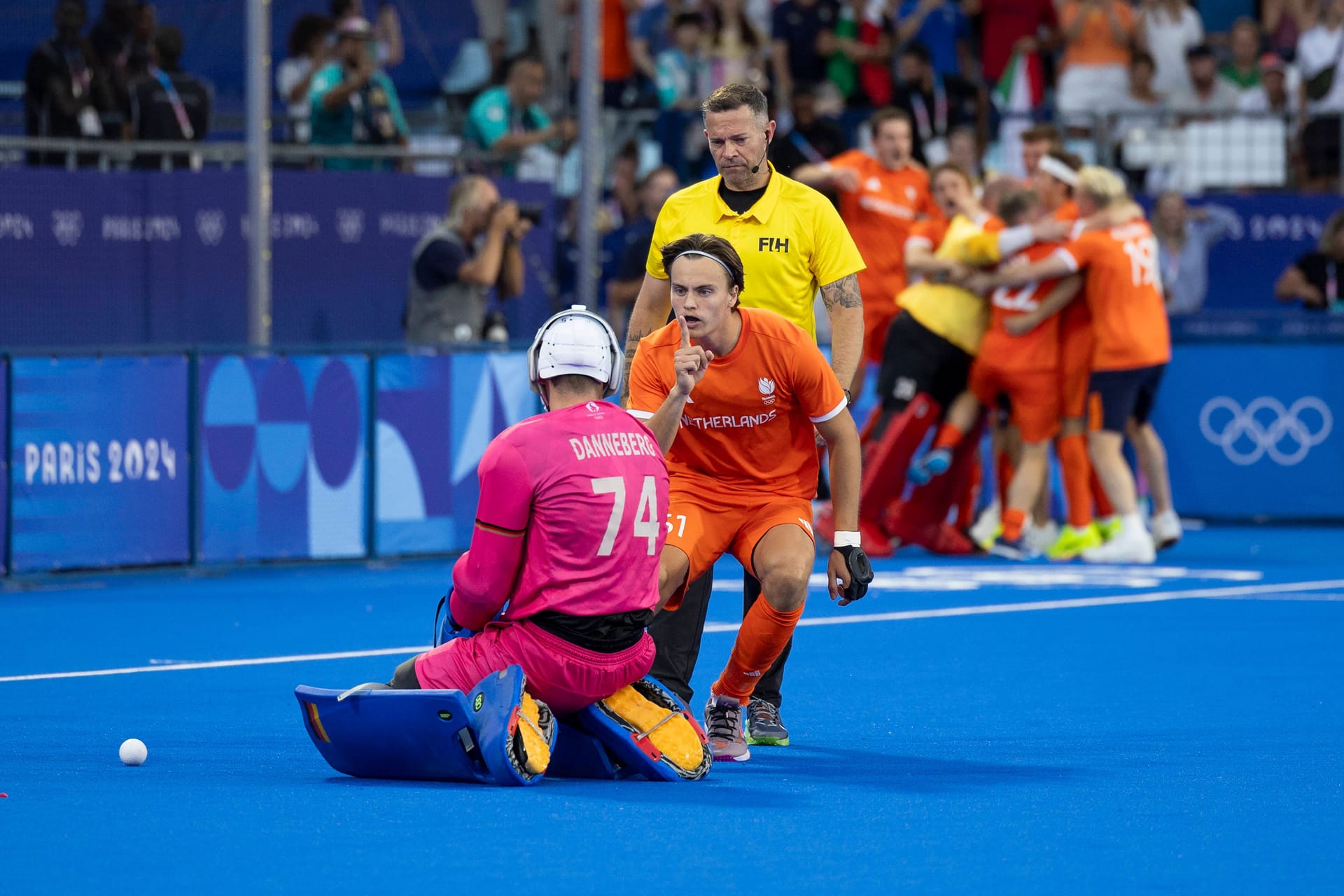 Unschöne Szenen im Hockey: Niederländer Duco Telgenkamp schoss sein Team zu Gold. Doch anstatt zu jubeln, entschied er sich dazu, Deutschlands Torhüter Jean-Paul Danneberg zu verhöhnen.