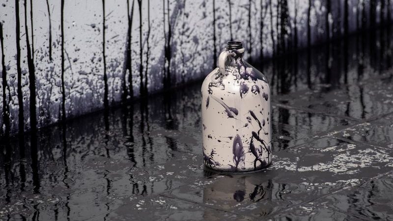 Eine Flasche mit Farbe haben Klimaschutz-Demonstranten der Gruppe "Letzte Generation" vor dem Kanzleramt stehen gelassen. Zuvor hatten sie eine Fassade mit einer ölartigen Farbe beschmiert. Mit der Aktion protestieren die Klimaschützer gegen die von der Bundesregierung ins Gespräch gebrachte Ölförderung in der Nordsee.