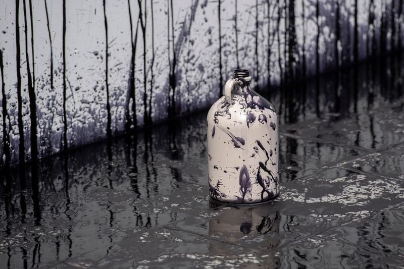 Eine Flasche mit Farbe haben Klimaschutz-Demonstranten der Gruppe "Letzte Generation" vor dem Kanzleramt stehen gelassen. Zuvor hatten sie eine Fassade mit einer ölartigen Farbe beschmiert. Mit der Aktion protestieren die Klimaschützer gegen die von der Bundesregierung ins Gespräch gebrachte Ölförderung in der Nordsee.