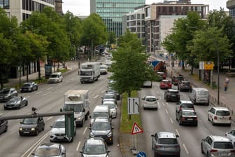 Stau in der Hamburger Innenstadt (Archivbild): Aufgrund von Veranstaltungen und einem Fußballspiel wird am Samstag der Verkehr im Westen der Stadt beeinträchtigt sein.