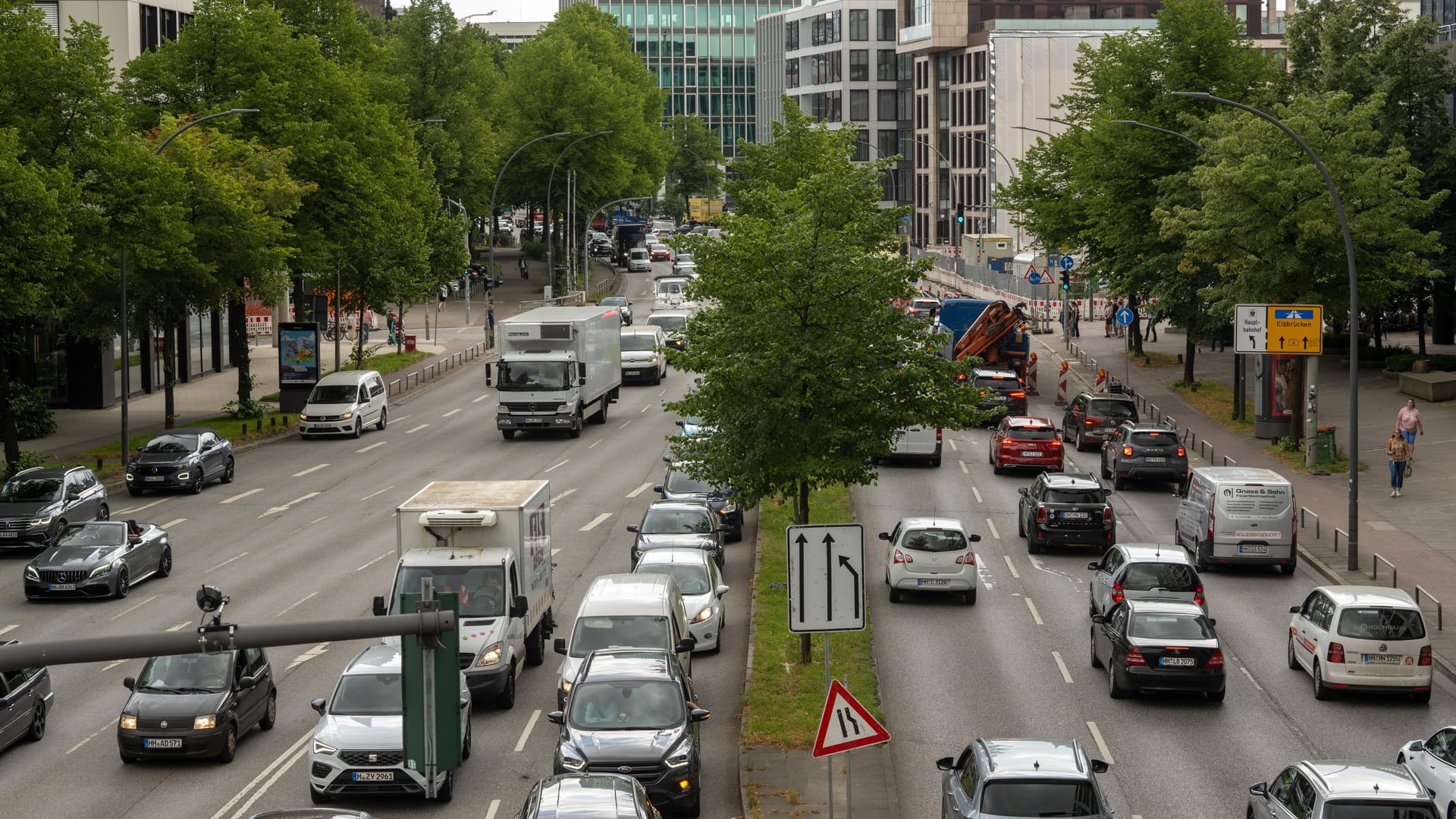 Stau in der Hamburger Innenstadt (Archivbild): Aufgrund von Veranstaltungen und einem Fußballspiel wird am Samstag der Verkehr im Westen der Stadt beeinträchtigt sein.