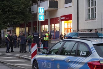 Ein Streifenwagen und Polizisten vor dem Penny-Markt in der Implerstraße am Montagabend: Eine Frau soll hier Beamte attackiert haben.