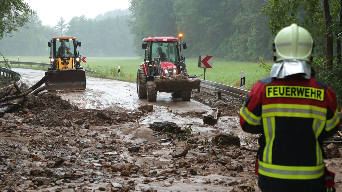 Die Staatsstraße 183 zwischen Sobrigau und der Hummelmühle war am Sonntag durch Schlamm, Geröll und Baumstämme blockiert.