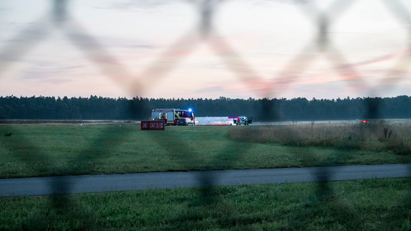 Polizei und Flughafenfeuerwehr rückten, direkt nachdem ein Notruf eingegangen war, zu der betroffenen Stelle auf einem Rollweg aus.