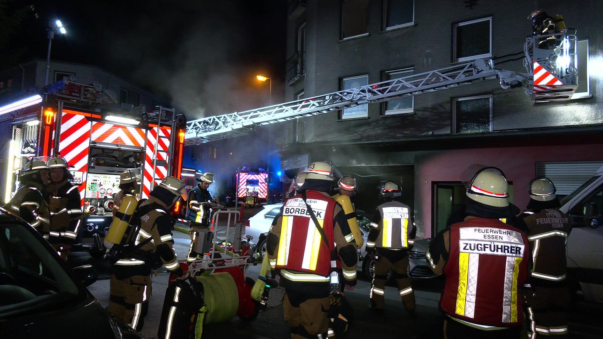 Die Feuerwehr Essen hatte in der Nacht zu Dienstag viel zu tun: Gleich mehrere Brände gab es in den Stadtteilen Altendorf und Frohnhausen. War es Brandstiftung?