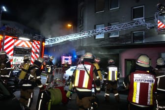 Die Feuerwehr Essen hatte in der Nacht zu Dienstag viel zu tun: Gleich mehrere Brände gab es in den Stadtteilen Altendorf und Frohnhausen. War es Brandstiftung?