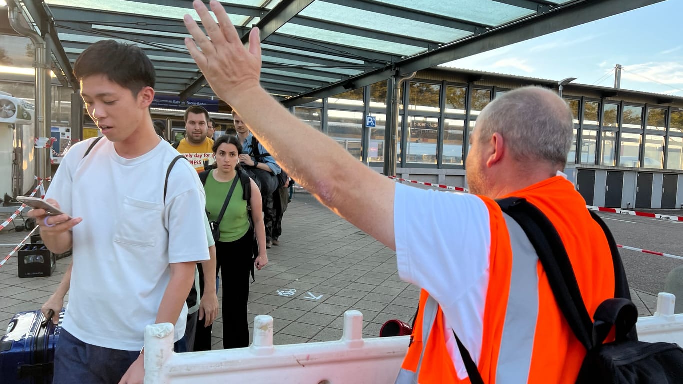 Gut organisiert: Nach dem totalen Chaos besserte die Bahn deutlich nach mit Markierungen zum Ersatzverkehr und Mitarbeitern, die den Weg zu tatsächlich vorhandenen Bussen wiesen.