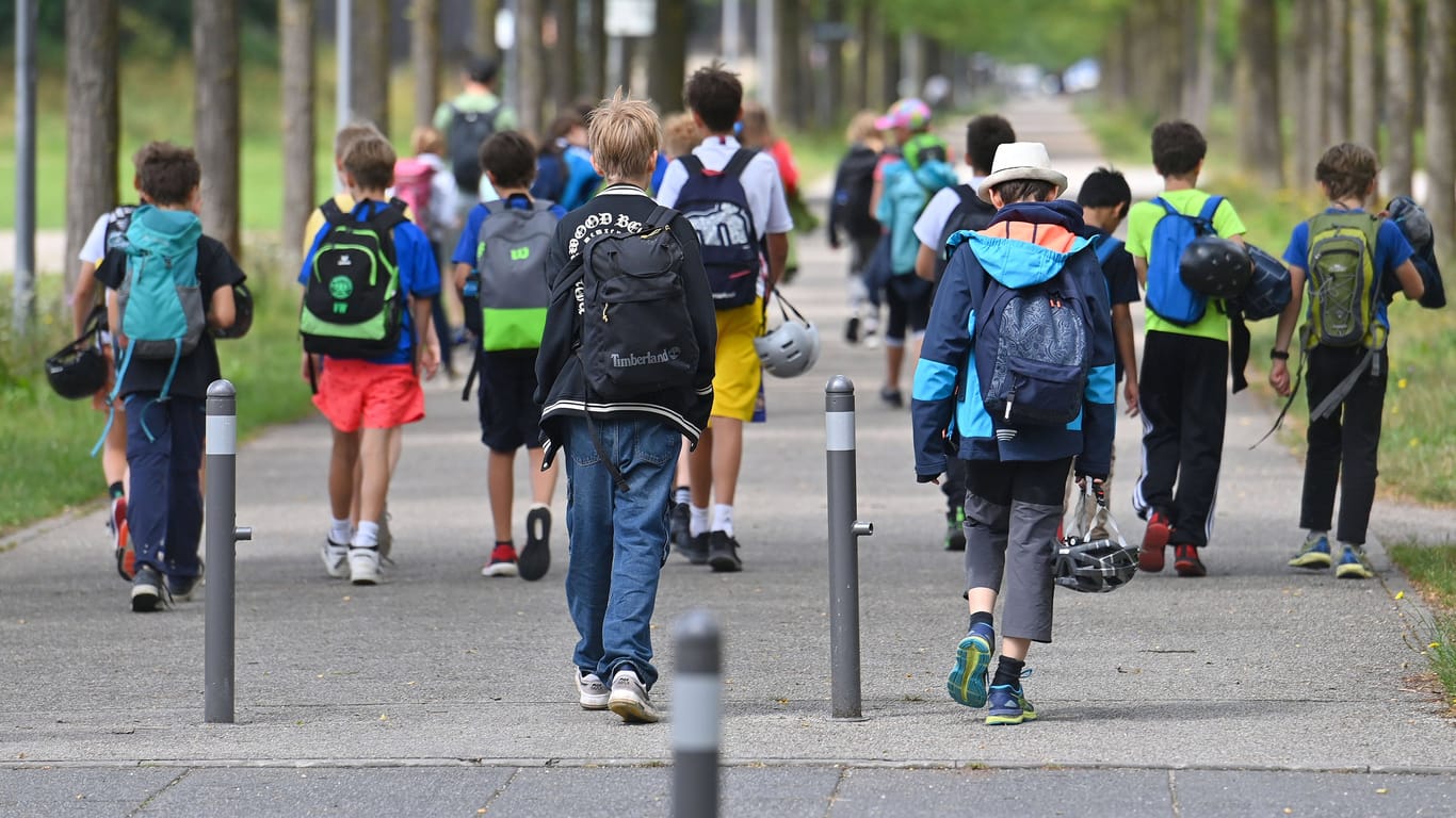 Schülerinnen und Schüler gehen auf einem Weg (Symbolbild): Hamburg verteilt bald kostenlose Deutschlandtickets.