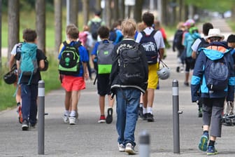 Schülerinnen und Schüler gehen auf einem Weg (Symbolbild): Hamburg verteilt bald kostenlose Deutschlandtickets.