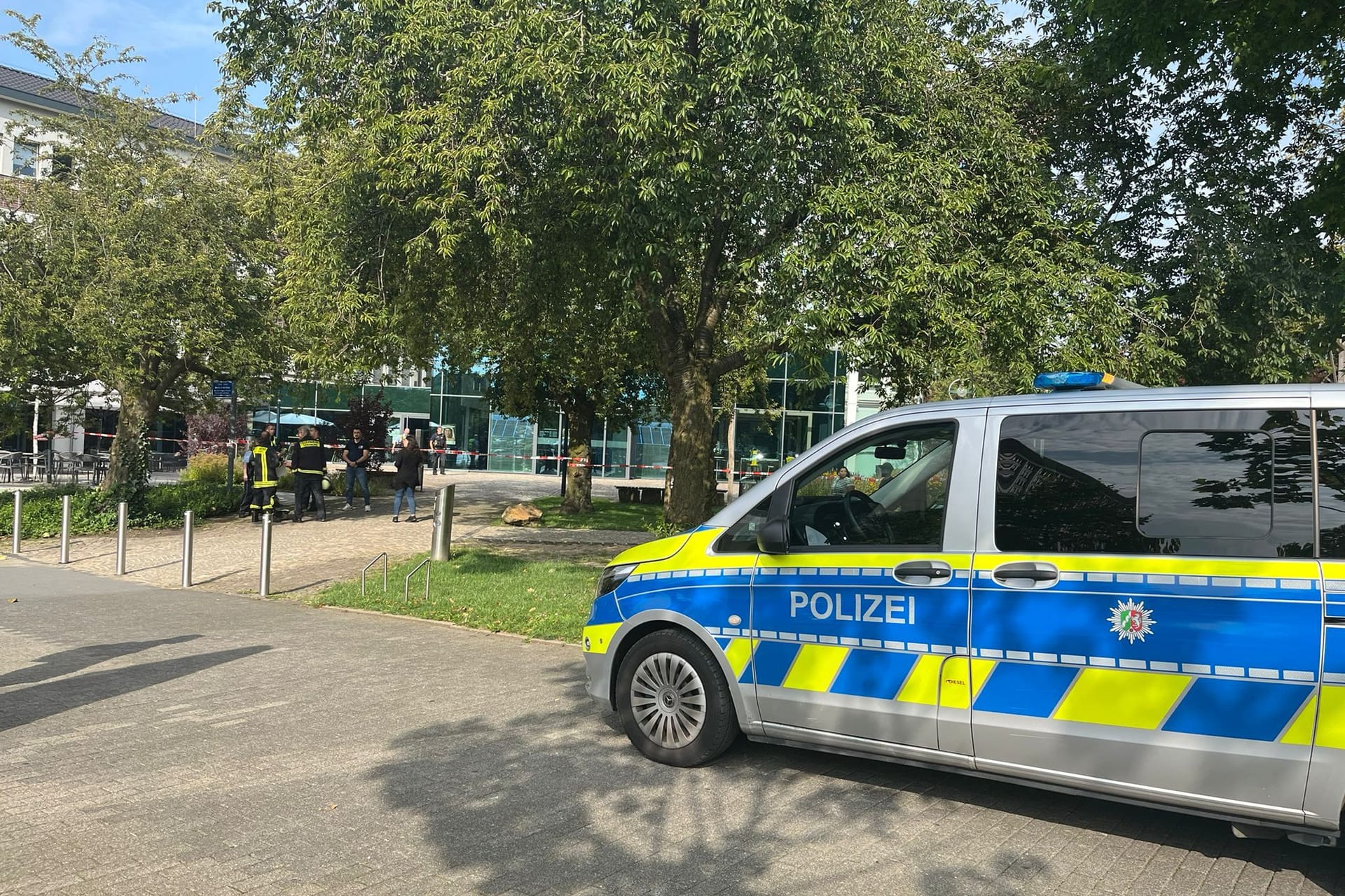 Die Polizei vor dem DEW21-Gebäude: Auch Spürhunde sind im Einsatz.