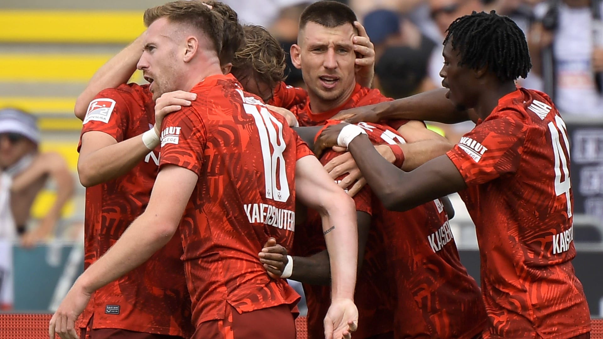 Der 1. FC Kaiserslautern jubelt über den späten 2:1-Siegtreffer von Aaron Opoku.