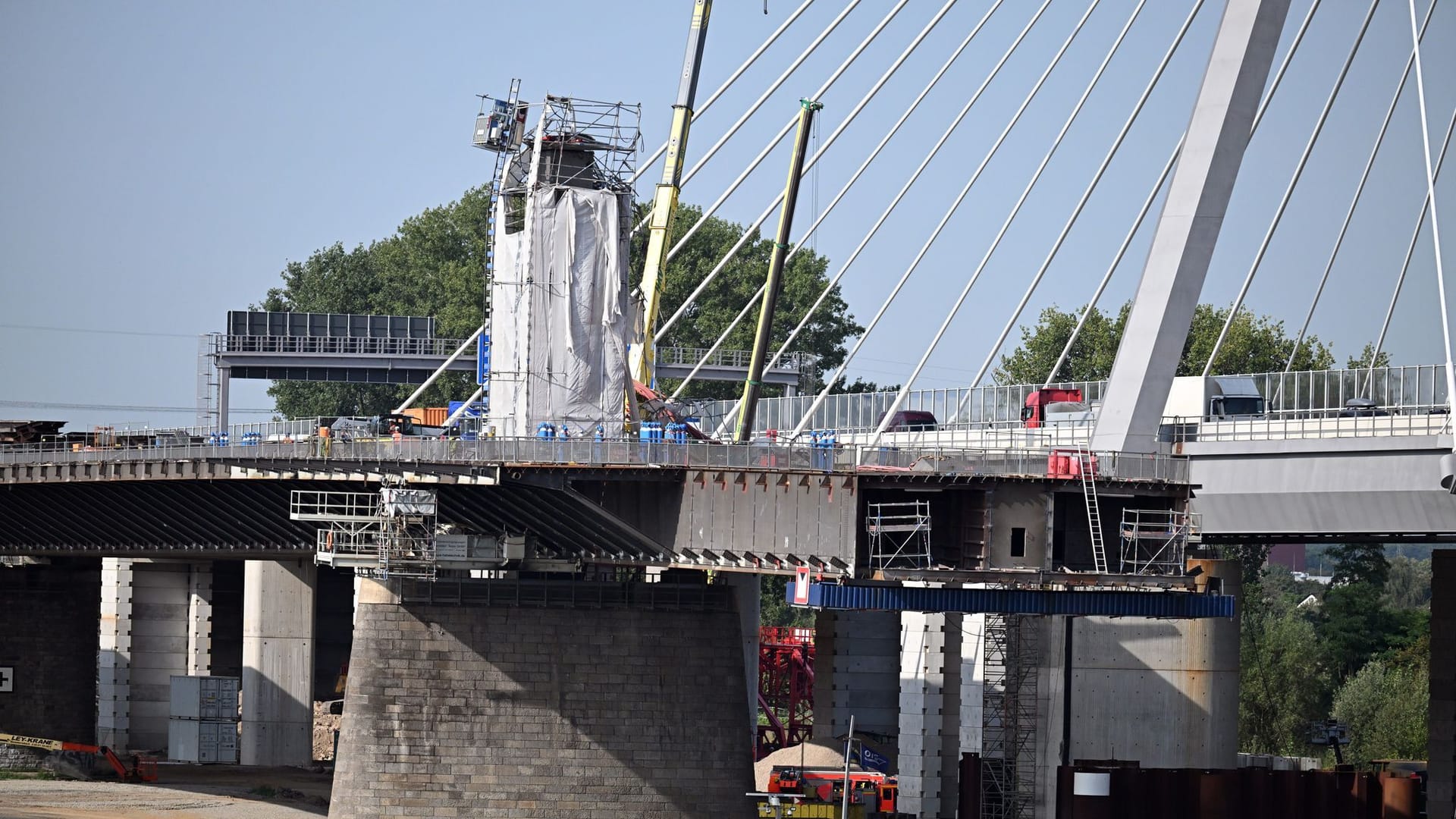 Toter und Verletzte bei Unfall an Leverkusener Brücke