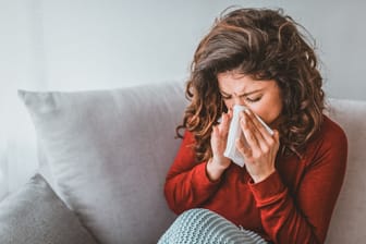 Niesende Frau (Symbolbild): Während im Norden viel geniest wird, leiden die Menschen in der Mitte und im Süden Deutschlands weniger unter Erkältungen.