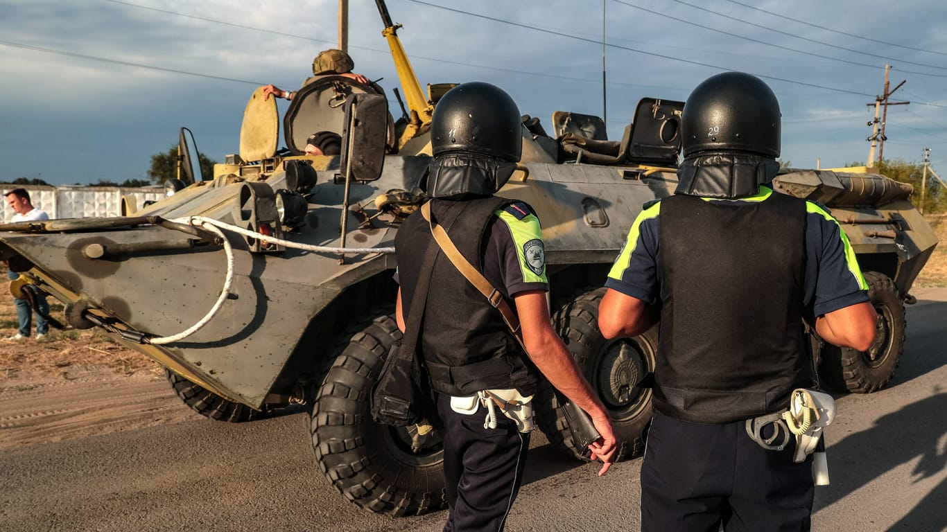 Polizeieinheiten im Einsatz: Geiselnahme in Russland endet mit Toten.