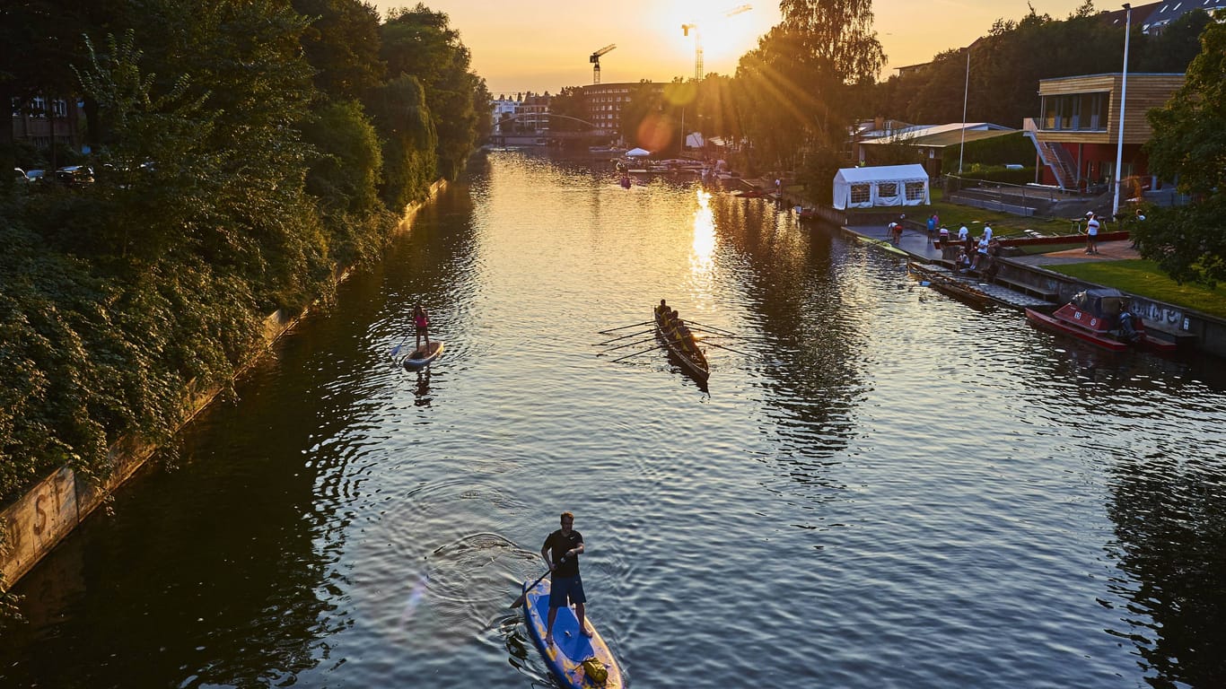 Goldbekkanal in hochsommerlicher Abendstimmung mit Ruderboot und Standup-Paddler (Archivbild): Wer ans andere Ende des Kanals will, muss einen Umweg fahren, sobald gebaut wird.