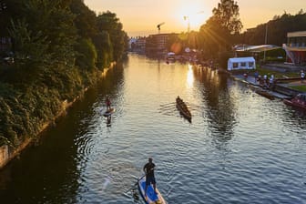 Goldbekkanal in hochsommerlicher Abendstimmung mit Ruderboot und Standup-Paddler (Archivbild): Wer ans andere Ende des Kanals will, muss einen Umweg fahren, sobald gebaut wird.