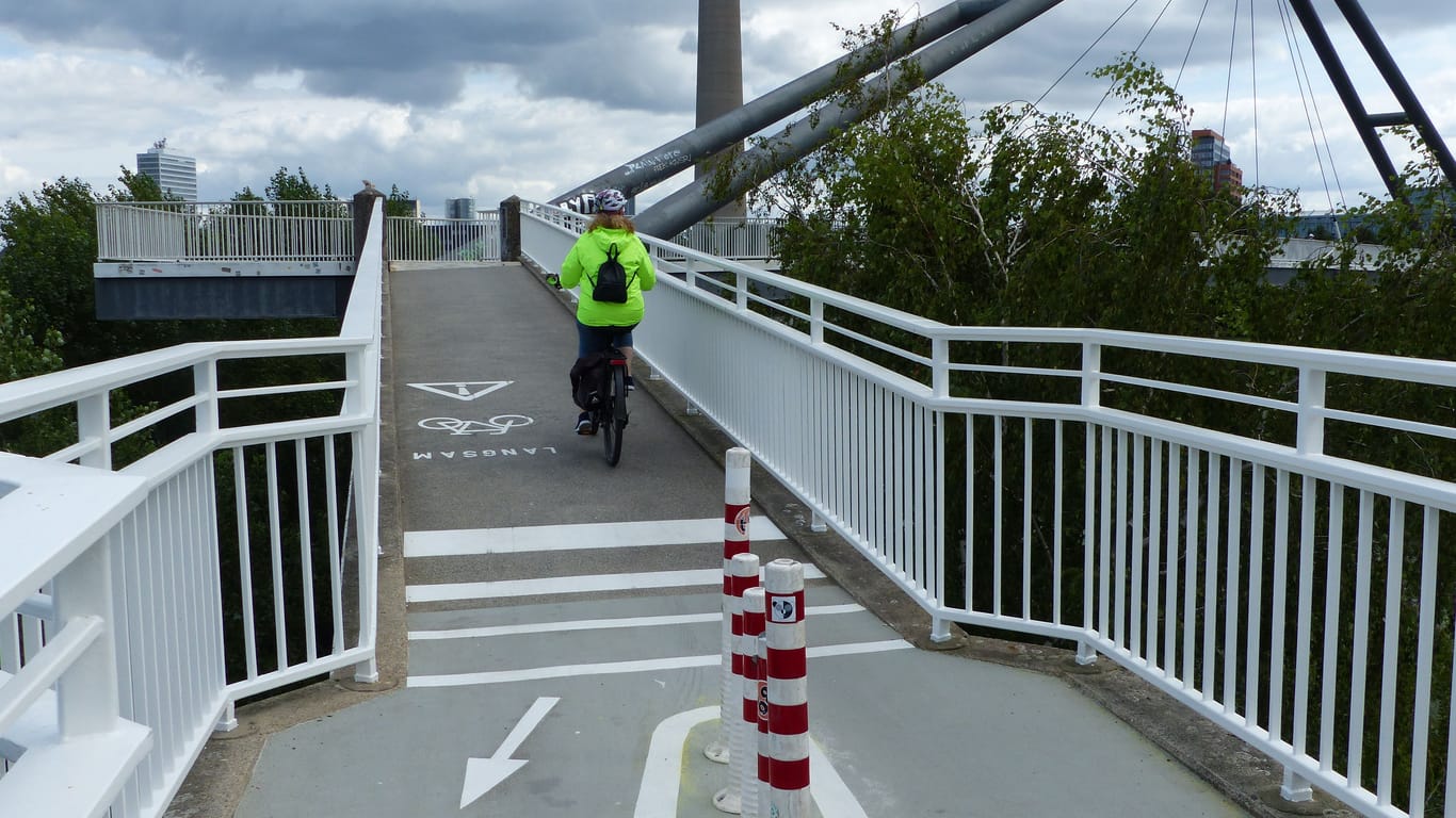 "Flexpfosten" wurden zur Trennung der Richtungsverkehre und zur Reduzierung der Geschwindigkeit auf den Zwischenpodesten angebracht.