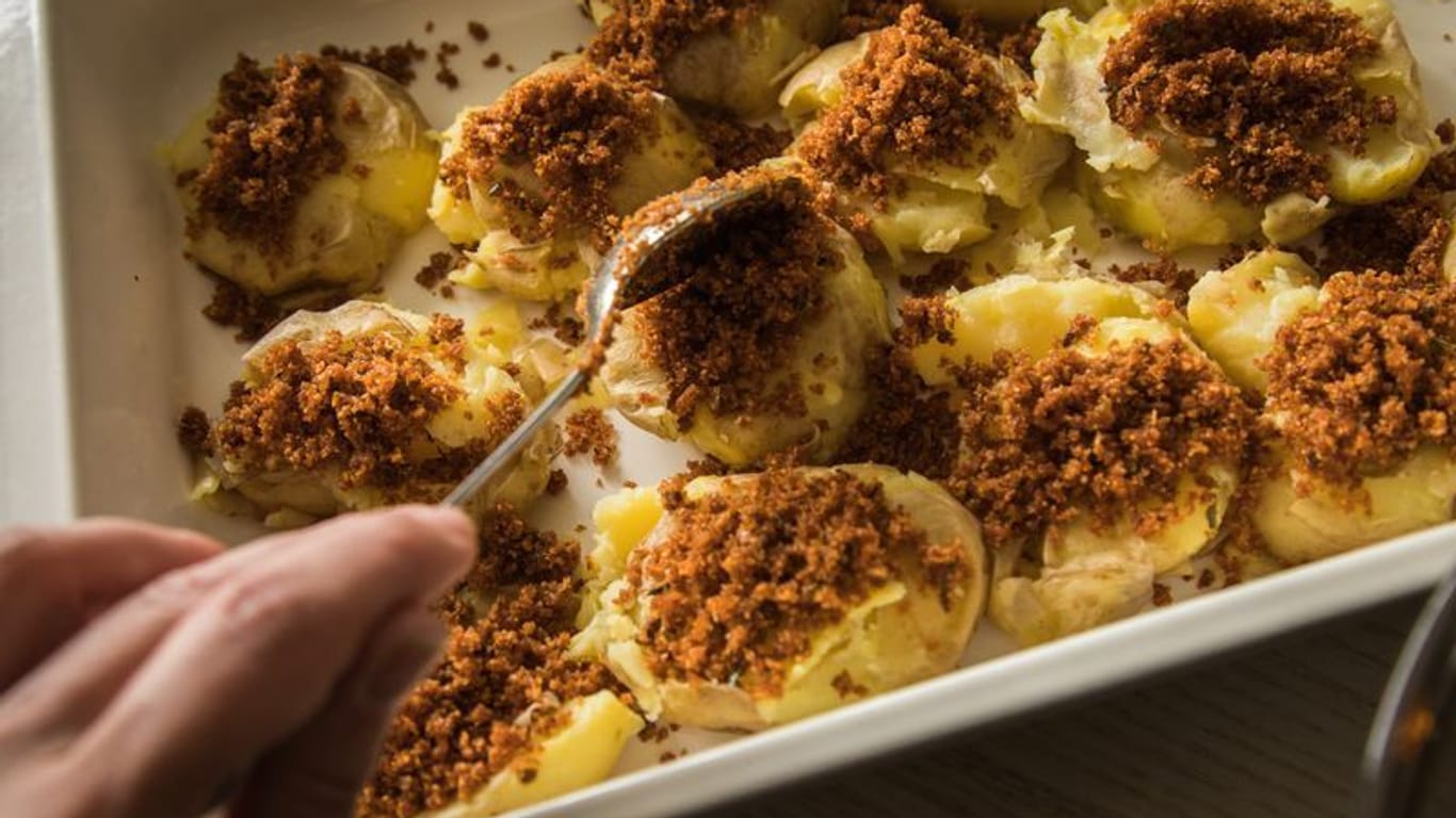 Knusprig und geschmackvoll: So gelingen die trendigen Smached Potatoes.