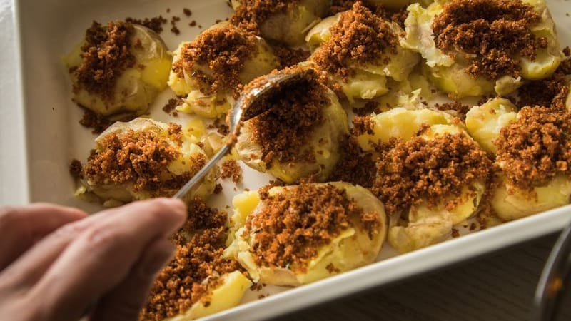 Knusprig und geschmackvoll: So gelingen die trendigen Smached Potatoes.