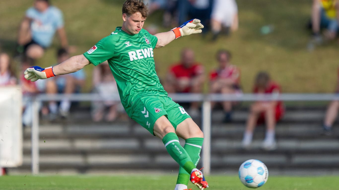 Jonas Urbig im Testspiel (Symbolbild): Urbig war Teil einer historisch jungen Startelf des FC.