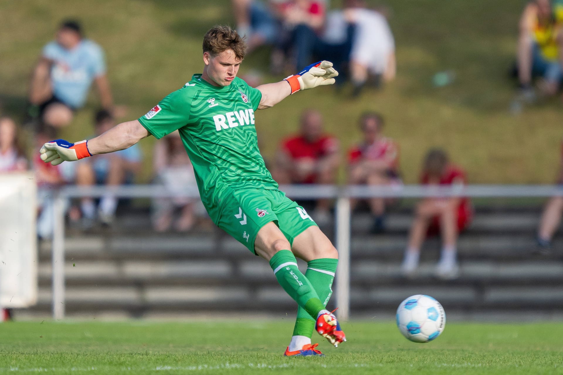 Jonas Urbig im Testspiel (Symbolbild): Urbig war Teil einer historisch jungen Startelf des FC.