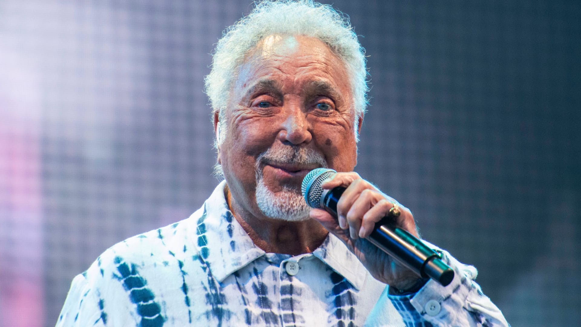 Mit 84 Jahren wieder auf Tour unterwegs (Archivbild): Sänger Tom Jones gastiert am 14. August in Hannover.