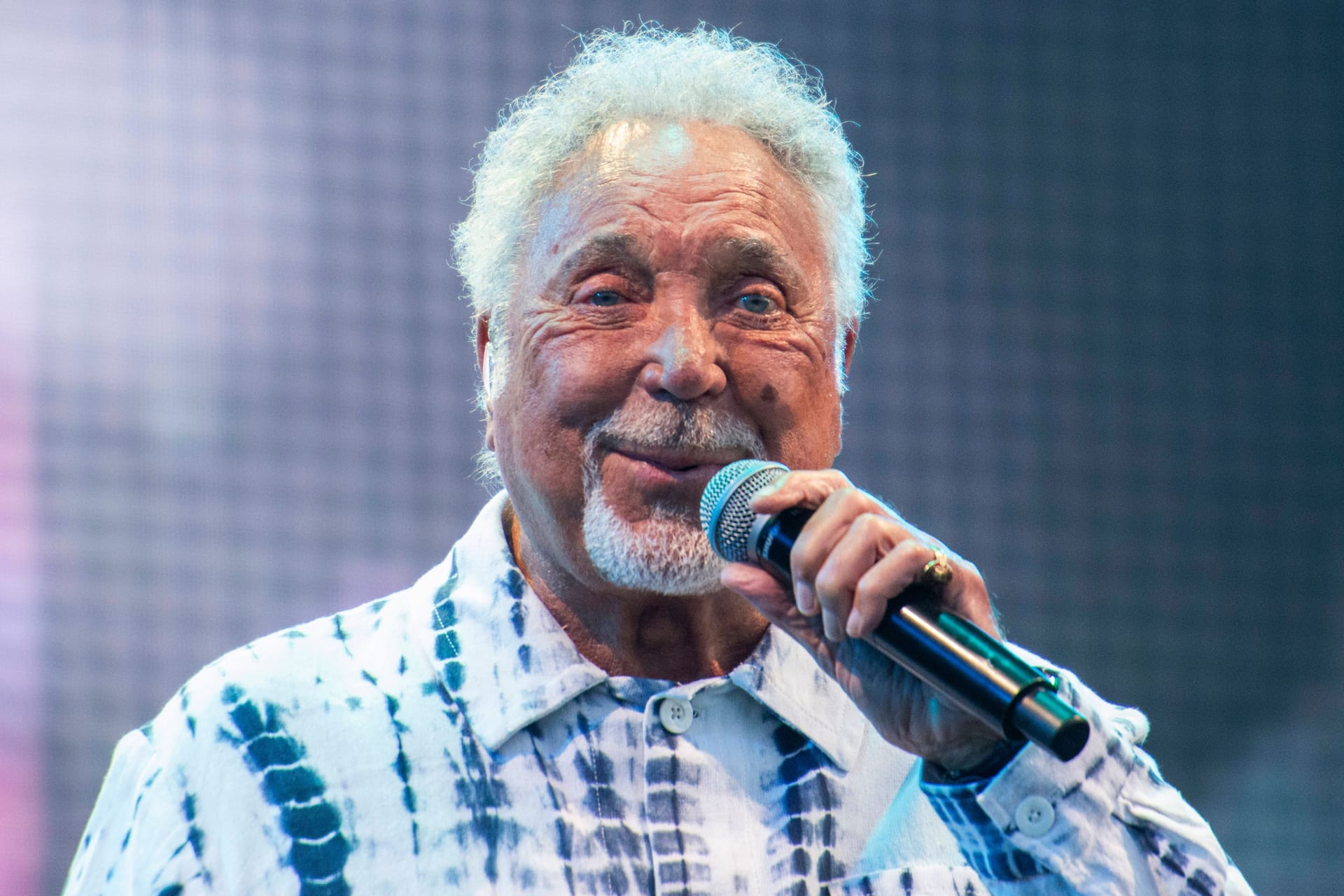 Mit 84 Jahren wieder auf Tour unterwegs (Archivbild): Sänger Tom Jones gastiert am 14. August in Hannover.