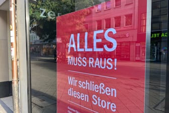 Das Schaufenster eines Modehändlers in der Breiten Gasse: Bald wird das Geschäft schließen – wohl für immer.