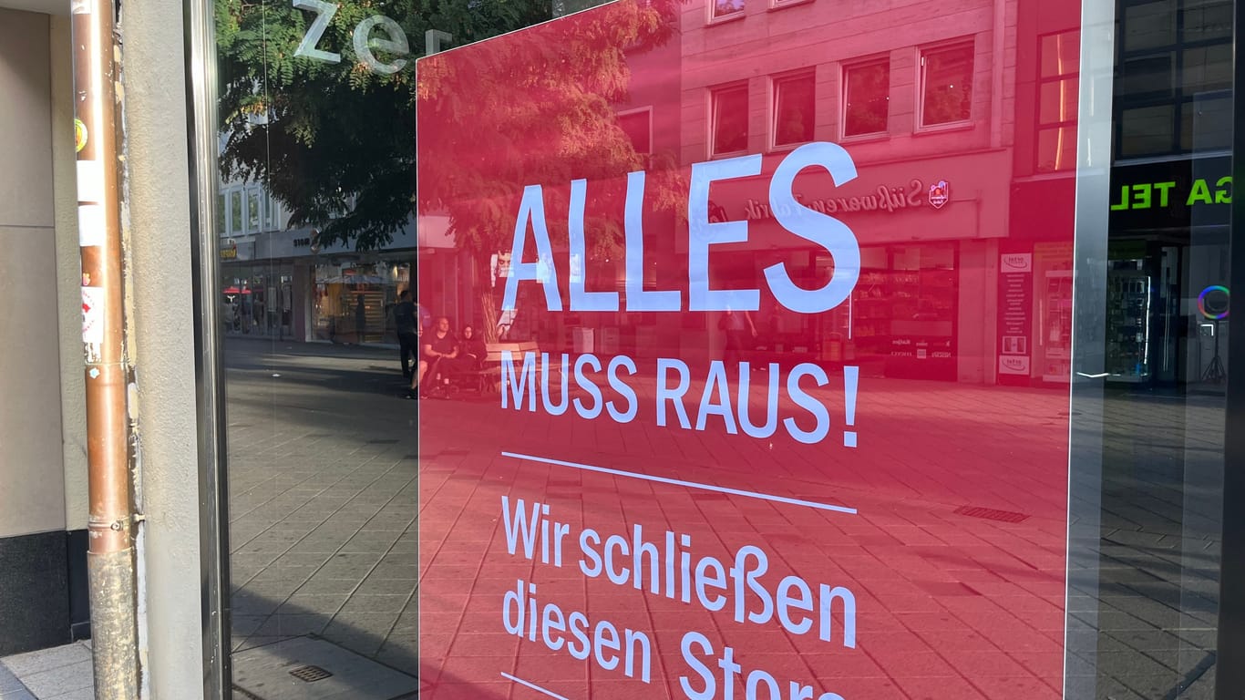 Das Schaufenster eines Modehändlers in der Breiten Gasse: Bald wird das Geschäft schließen – wohl für immer.