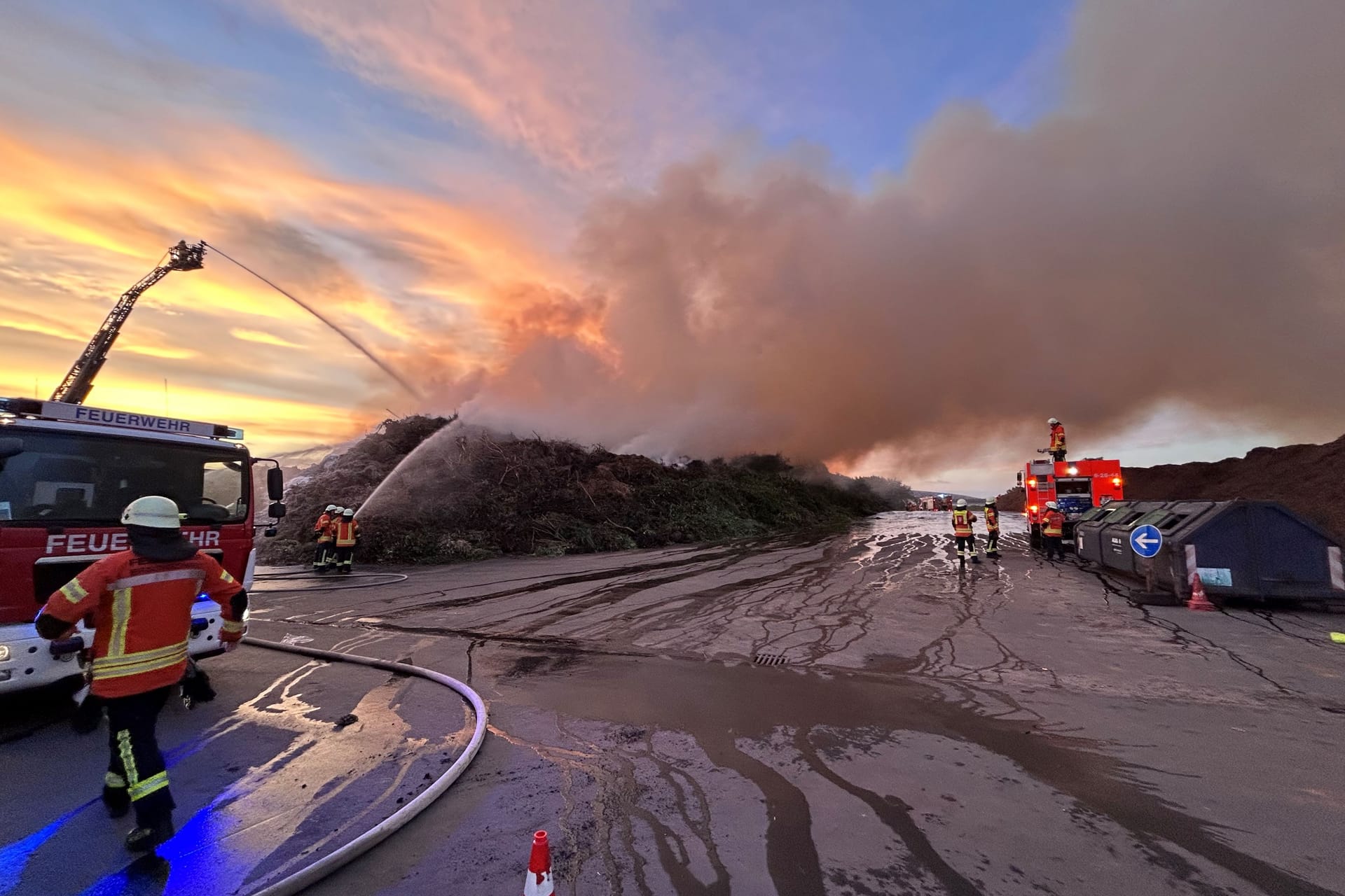 Der Einsatz auf dem Gelände von Alba ist noch nicht beendet. Feuerwehrleute lassen den Grünabschnitt seit Tagen kontrolliert abbrennen.