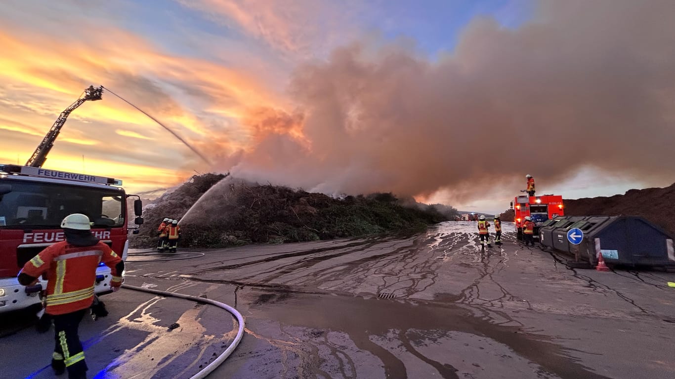 Der Einsatz auf dem Gelände von Alba ist noch nicht beendet. Feuerwehrleute lassen den Grünabschnitt seit Tagen kontrolliert abbrennen.