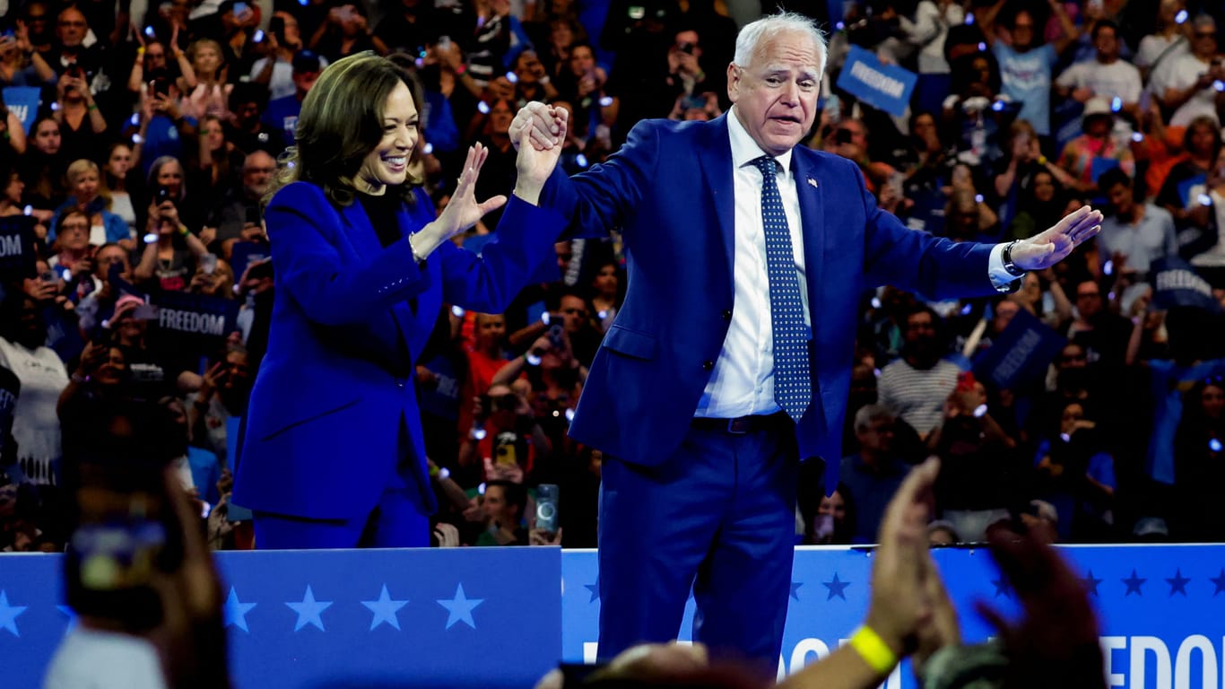 Das Team muss überzeugen: Tim Walz an der Seite von Kamala Harris.