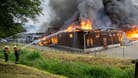 Einsatzkräfte der Feuerwehr löschen eine Lagerhalle: Ein Blitz steckte sie in Brand.