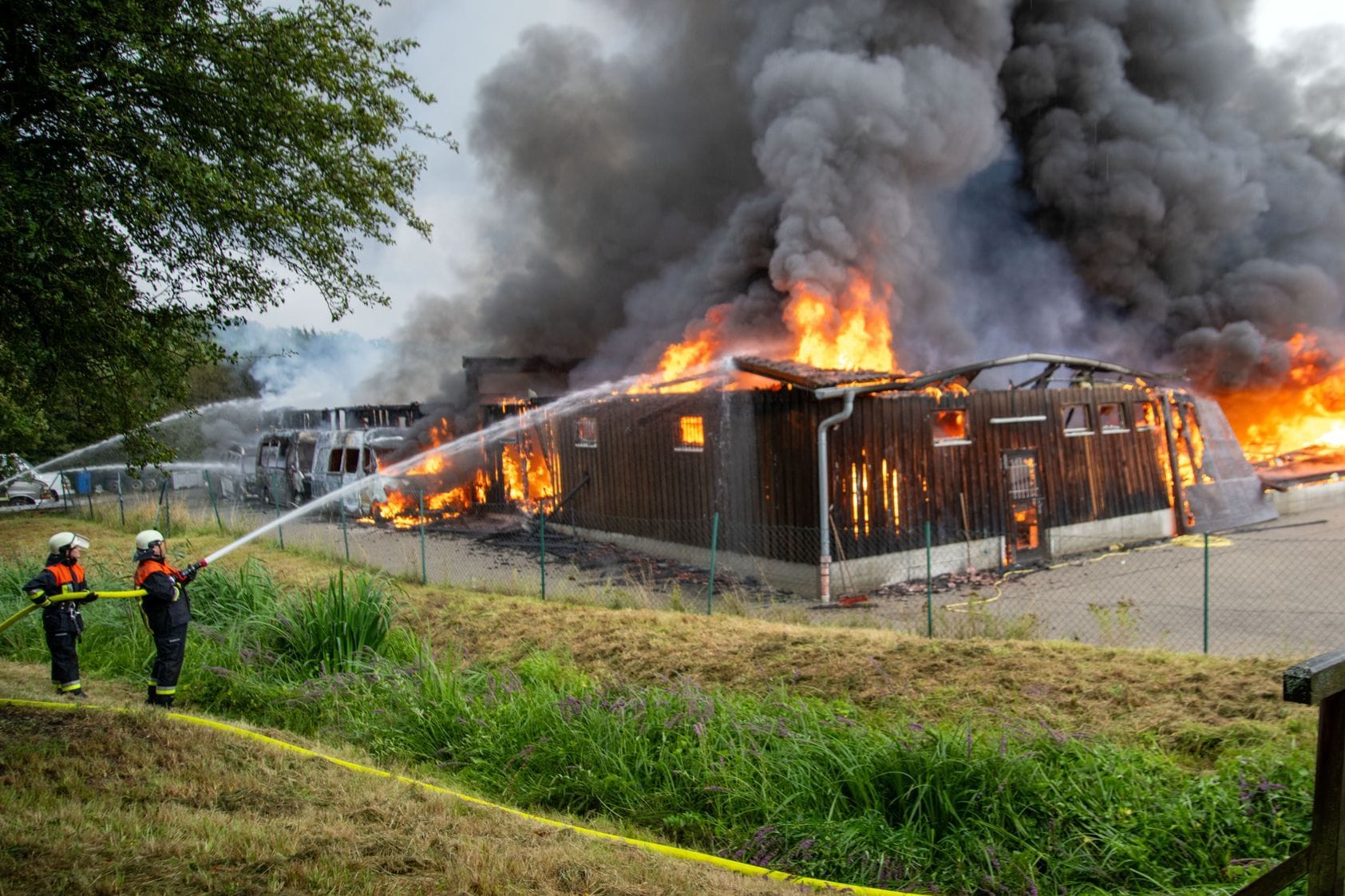 Einsatzkräfte der Feuerwehr löschen eine Lagerhalle: Ein Blitz steckte sie in Brand.