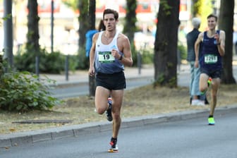 Läufer beim Alsterlauf der Barmer-Krankenkasse (Archivbild): Die Läufe starten und enden am Ballindamm.