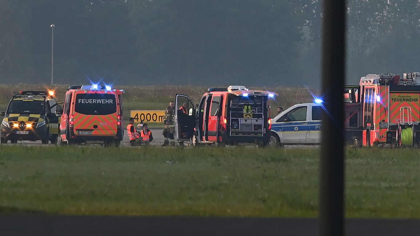 Zwei Klimaaktivisten haben sich am Donnerstag am Flughafen BER festgeklebt: Die Polizei hat die Ermittlungen aufgenommen.