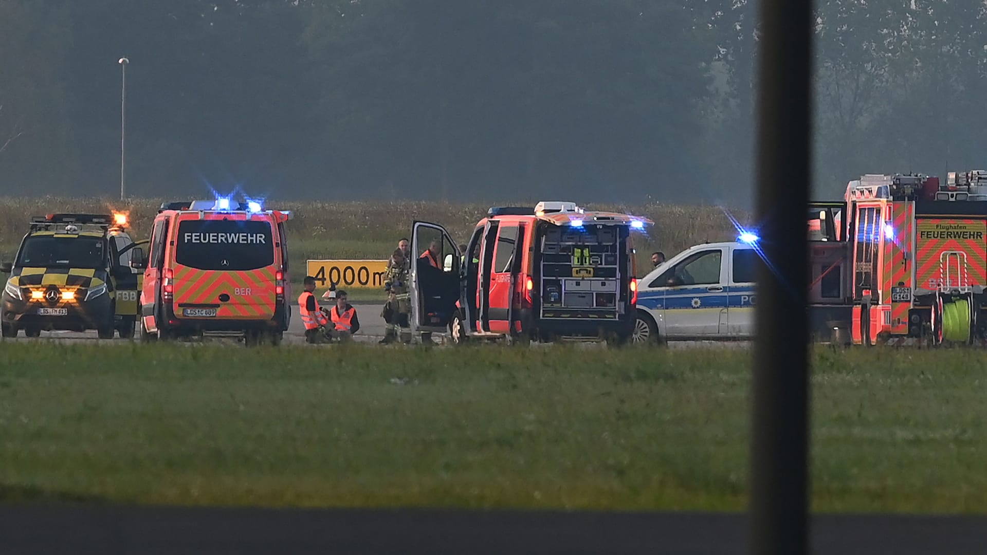 Zwei Klimaaktivisten haben sich am Donnerstag am Flughafen BER festgeklebt: Die Polizei hat die Ermittlungen aufgenommen.