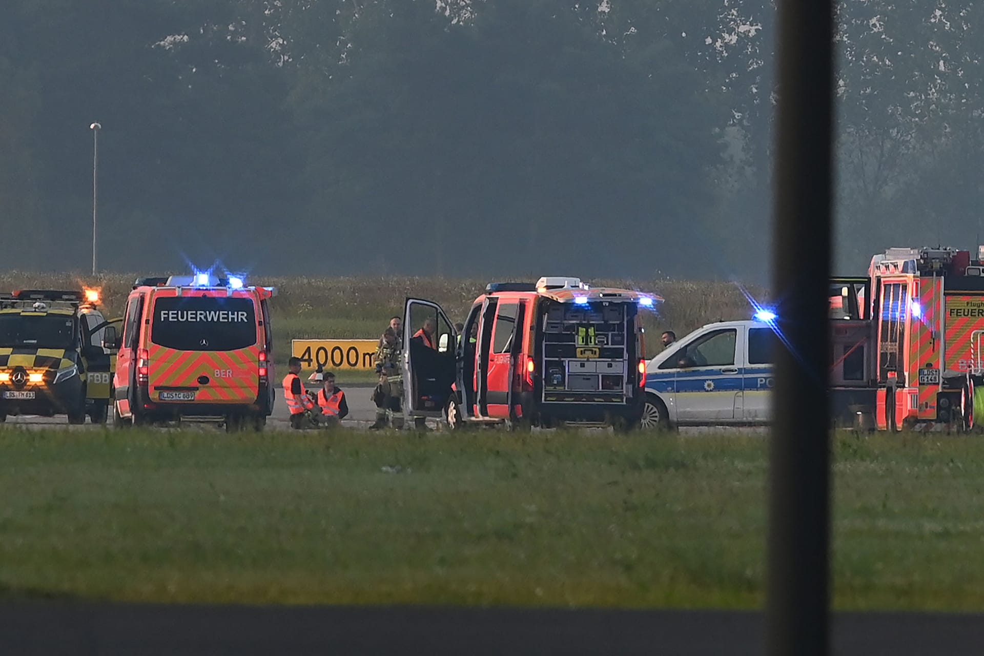 Zwei Klimaaktivisten haben sich am Donnerstag am Flughafen BER festgeklebt: Die Polizei hat die Ermittlungen aufgenommen.